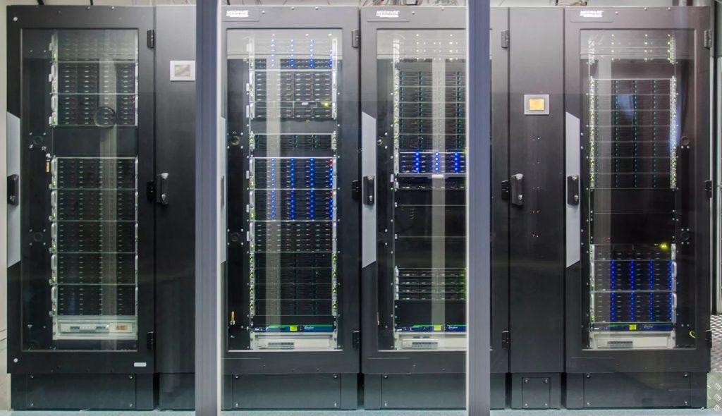 Frontale Ansicht eines Supercomputers