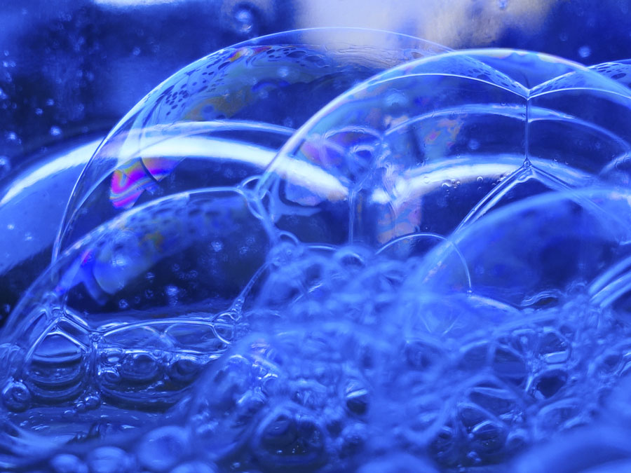 Soap bubbles [© Daniele Levis Pelusi, unsplash / Redesign: Daniela Leitner for Einstein Online]