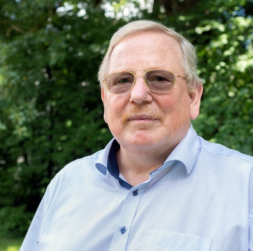 Friendly man wearing sunglasses and a shirt