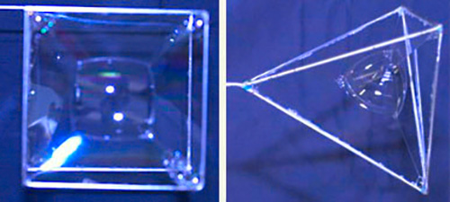 Würfeldraht und Drahttetraeder mit Seifenblasen [© S. Aulig, Universität Paderborn]