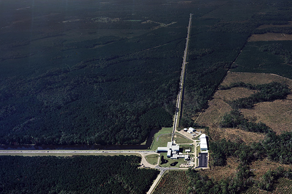 Der Advanced-LIGO-Detektor in Livingston-Louisiana hat wie der in Hanford 4 Kilometer lange Lasermessstrecken.