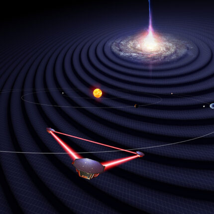 Drei Satelliten in Dreiecksformation vor einer Gravitationswellen emittierenden Galaxie.